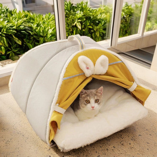 Geschlossenes Katzenhausbett mit Hasenohren